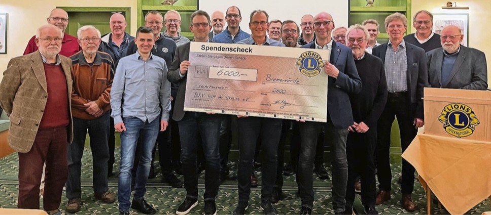 Die Bremervörder Lions, mit Ihrem Präsidenten Holger Meyer (Siebter von rechts), haben insgesamt 6.000 Euro an den Verein „BRV hilft der Ukrai¬ne" gespendet.