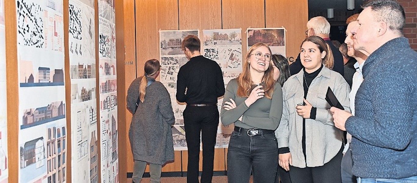 Im Foyer des Ratssaales gab es zu den Entwürfen einen regen Austausch zwischen interessierten Besuchern und den Studenten.