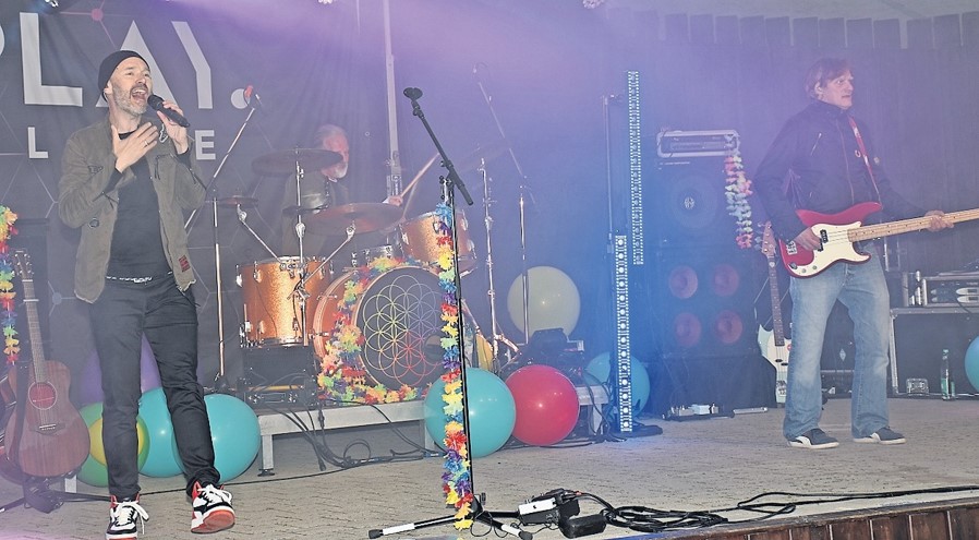 „Goldplay“, Europas gefragteste „Coldplay“-Cover-Band, spielte am Mittwoch auf Einladung der Bremervörder Lions auf der Seebühne. Rund 800 Gäste verfolgten das Spektakel am Vörder See.