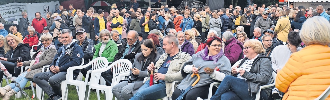 Wenn die Bremervörder Lions zum Konzert an der Seebühne einladen, kommen Besucher in Scharen, diesmal waren es über 800, trotz des eher unerfreulichen Wetters.