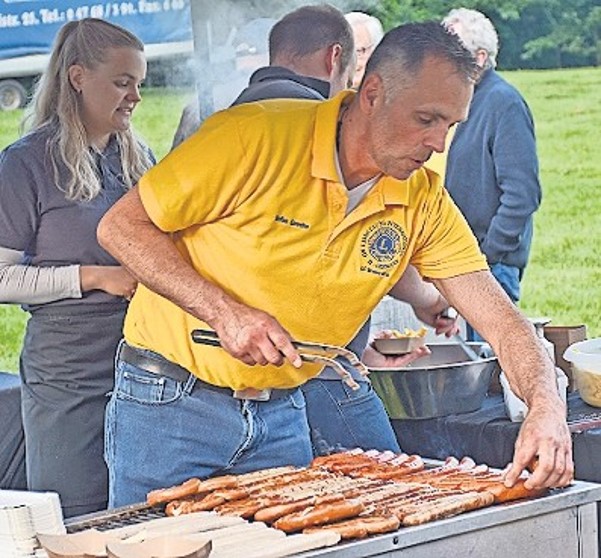 Am Grill alles im Griff: Fleischermeister und Lions-Mitglied Stefan Gawehn.