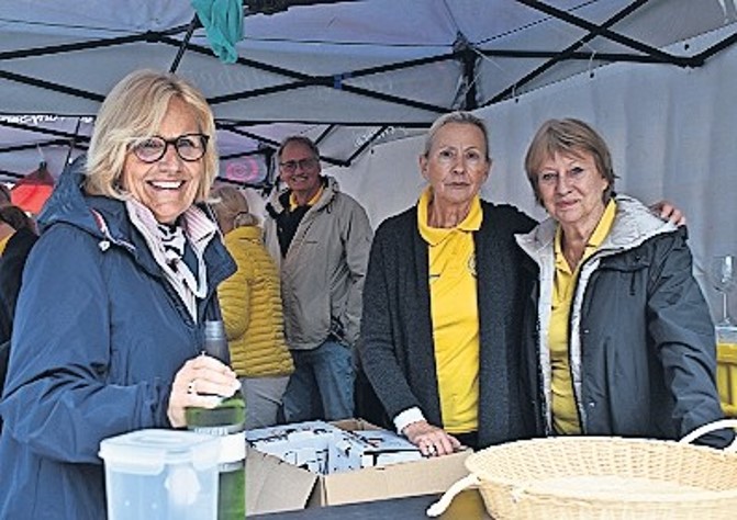 Schenkten Getränke aus: Gabriele Hinrichs (von links), Doris Singelmann und Angelika Koch.