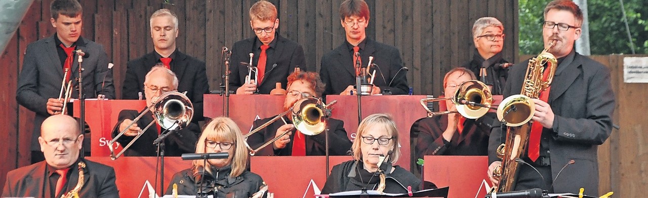 Von Funk und Soul bis Swing und Pop: Die Bigband „Swynx“ begeistert mit ihrem Sound das Publikum beim Lionskonzert.