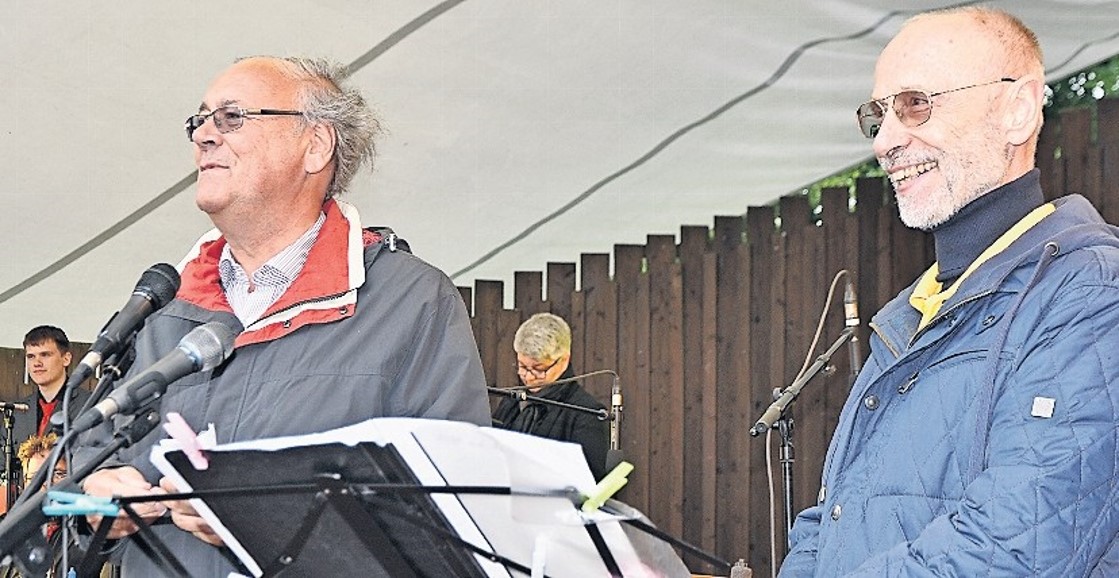 Diether Wolff, Präsident des Lions Club Bremervörde (rechts), freut sich, dass er auch den Lions-Distrikt-Governor Dr. Johann Schreiner zum Benefizkonzert begrüßen kann. Beide würdigen das große soziale Engagement der Lionsbewegung, die auf den Tag genau am 7. Juni vor 100 Jahren gegründet wurde.