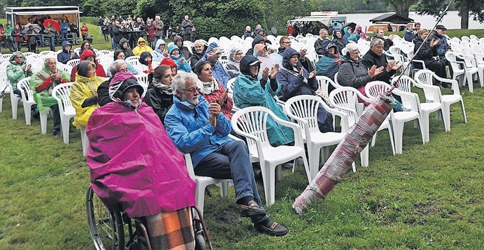 Während des Konzerts bleibt es trocken, doch die Kälte macht den Besuchern am Vörder See zu schaffen.