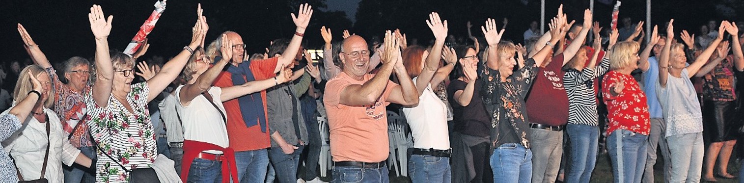 Es hat ein wenig gedauert, doch nach der Pause füllt sich die Tanzfläche vor der Bremervörder Seebühne beim diesjährigen Lions-Konzert.