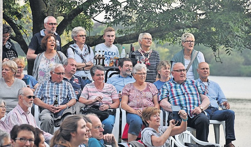 Spätestens beim „Neue-Deutsche-Welle“-Set haben auch die stillen Genießer am Seeufer mitgesungen.