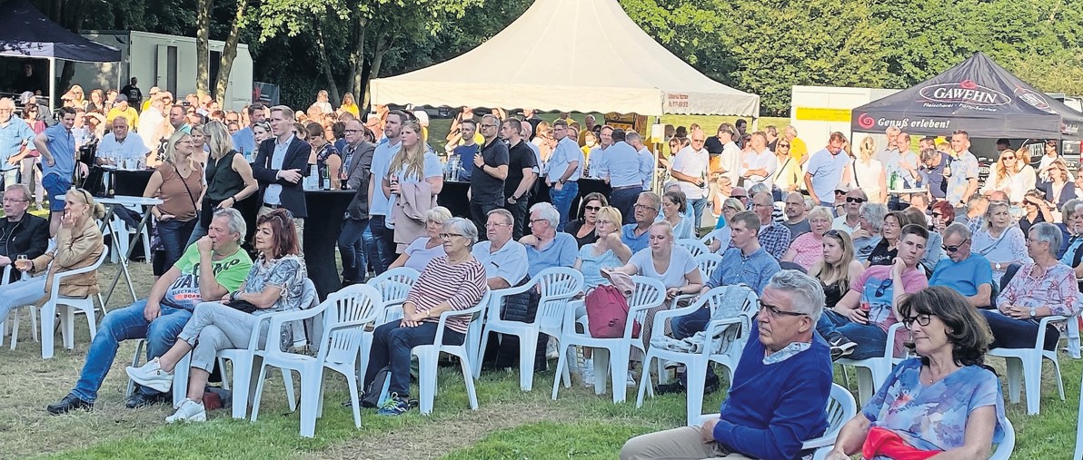 Die Besucherinnen und Besucher des Lions-Sommerkonzertes genossen einen entspannten Sommerabend am Vörder See.