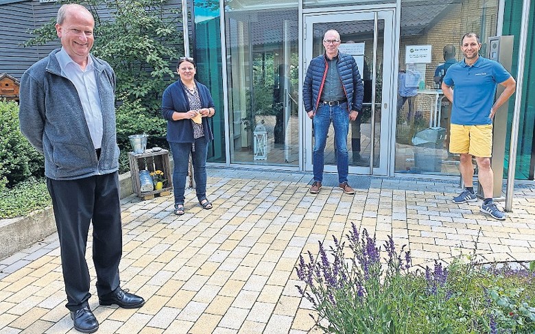 Pastor Volker Rosenfeld, Hospiz-Leiterin Sabine Eckstein, Stephan Winter (Vorsitzender des Lions-Fördervereins) und Lions-Präsident Thomas Kosch bei der Spendenübergabe an das stationäre Hospiz.