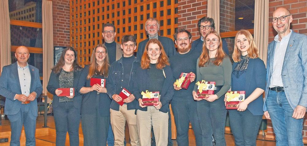 Bürgermeister und Gastgeber Michael Hannebacher (vorne, von links) mit den Preisträgern und Studierenden Anna Schröder, Janne Becker, Steffen Braun, Valerie Bach, Florian Meinefeld, Mareike Küsel und Stephanie Rubbert sowie Lions-Präsident Holger Meyer, Professor Dr. Karsten Ley (hinten, von links), Lothar Tabery und Professor Philipp Kamps.