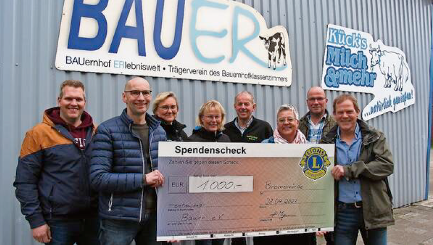 Jan Schnakenberg (von links) und Holger Meyer vom Lions Club Bremervörde überreichten vor Kurzem ihre Spende in Höhe von 1.000 Euro an das BAUER-Team mit Gesa Brinkmann, Sandra Pape, Vorstandsmitglied Jürgen Brandt, Geschäftsführerin Silke Martens, Verein LANDWIRT-Vorsitzender Andreas Heins und dem BAUER- Vorsitzenden Bernd Schröder.