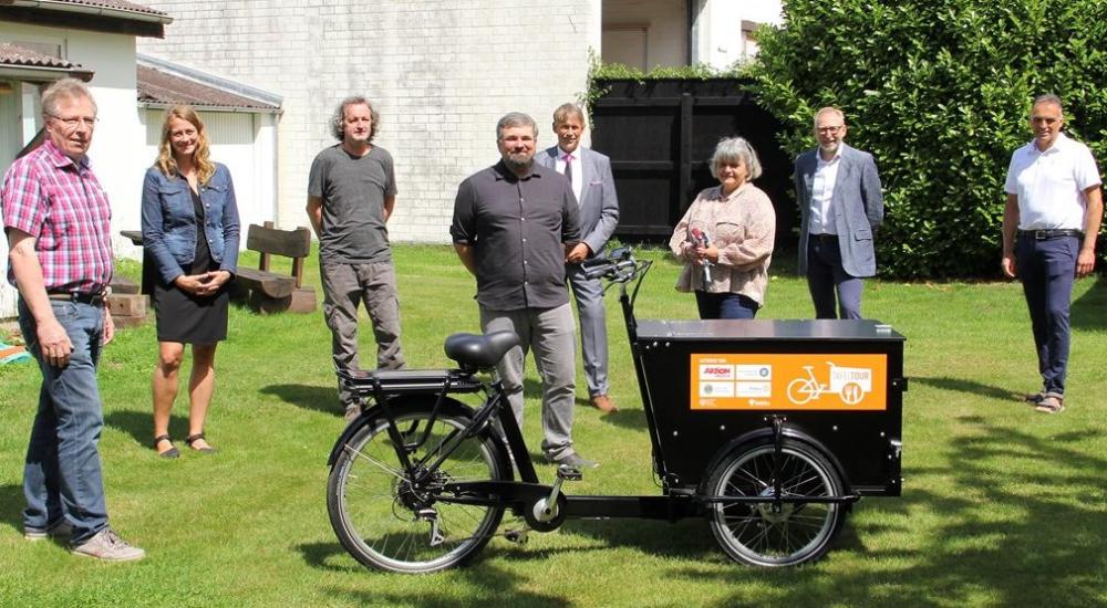 Übergabe des neuen Lastenfahrrad für Tandem e.V.