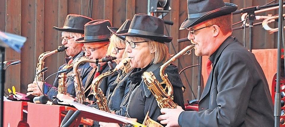 Im Blues-Brothers-Look: die „Sax Section“ sorgt für einen warmen Ton und brilliert mit zahlreichen Soli.