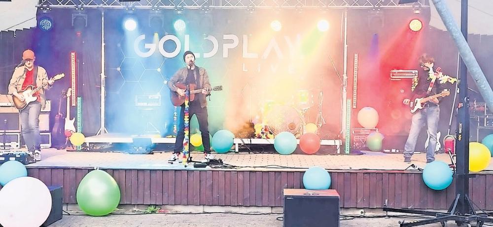 „Goldplay“ spielte gestern an der Seebühne. In der zweiten Konzerthälfte tanzten die Zuschauer zu „Coldplay“-Hits auch im Regen.