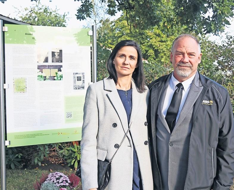 Iwona Fabisiak und Brian Gerken treffen zur Enthüllung der Gedenktafel erstmals zusammen.